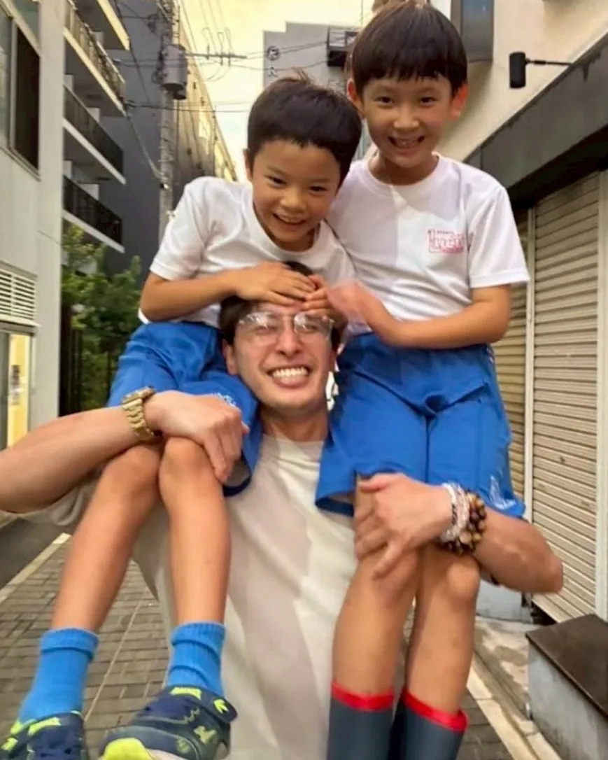 子どもたちを肩車する代表取締役 早川翔太